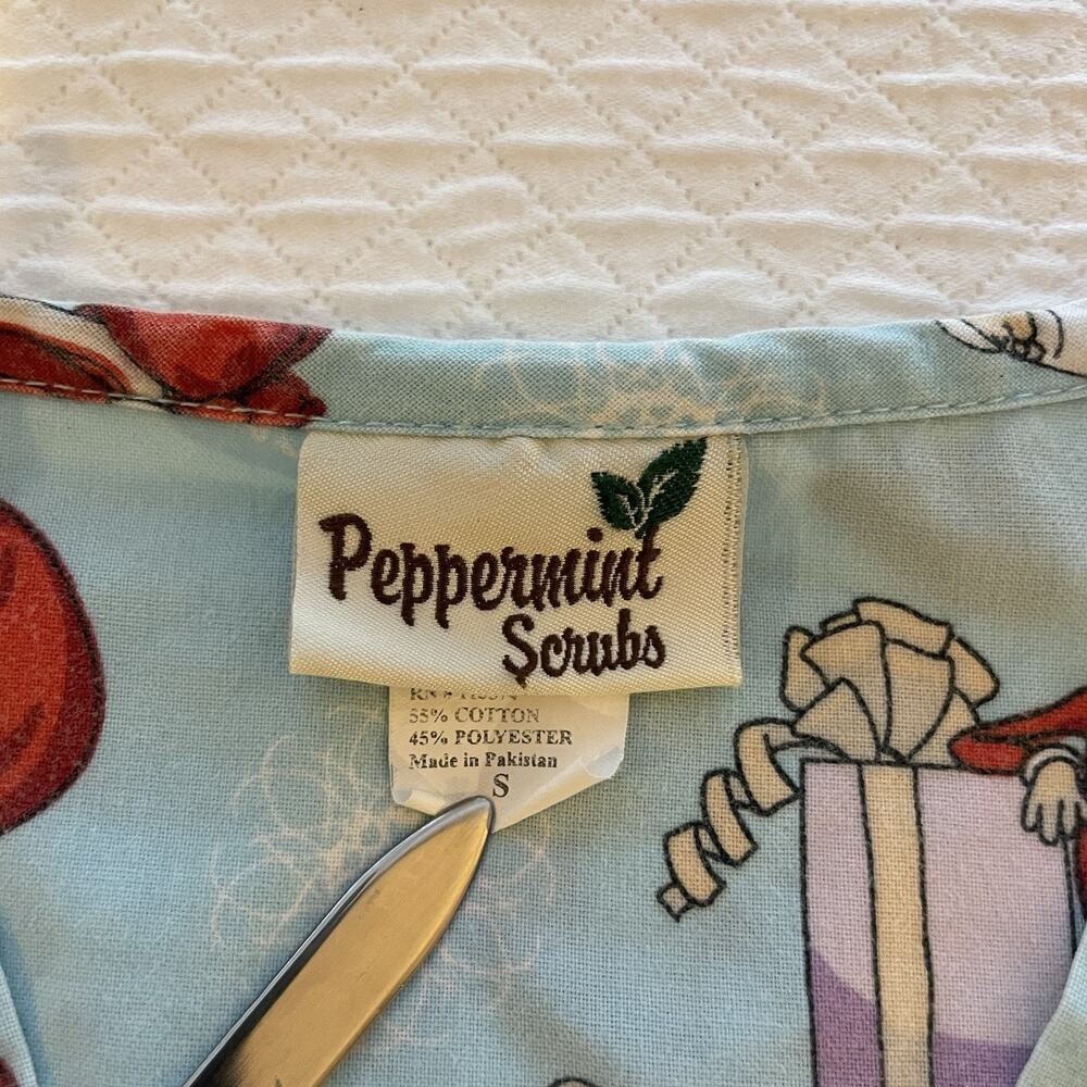Peppermint Santa Print Scrub Top Blue Red White Holiday Christmas 100% Cotton - Picture 6 of 8